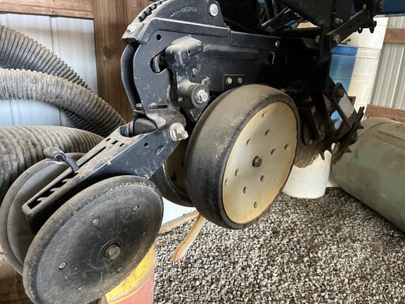 Image of Kinze 3500 equipment image 2