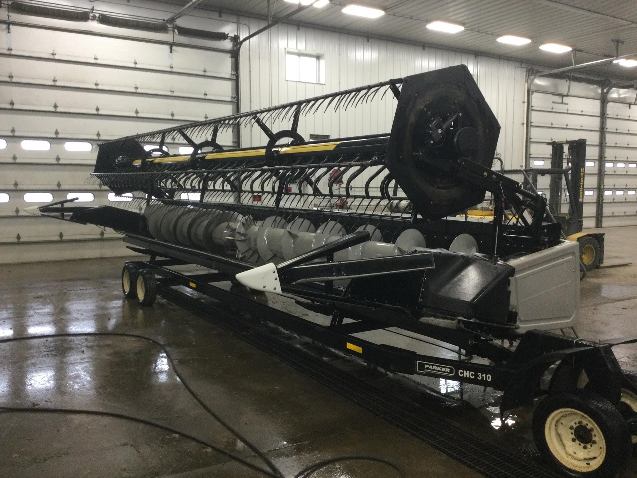 2005 Gleaner 8000 Equipment Image0