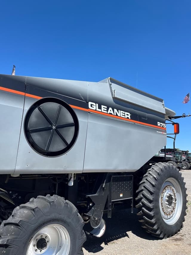 Image of Gleaner R75 equipment image 2