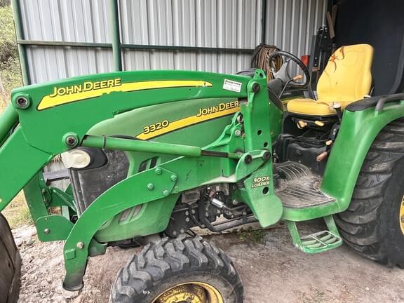 Image of John Deere 3320 equipment image 4