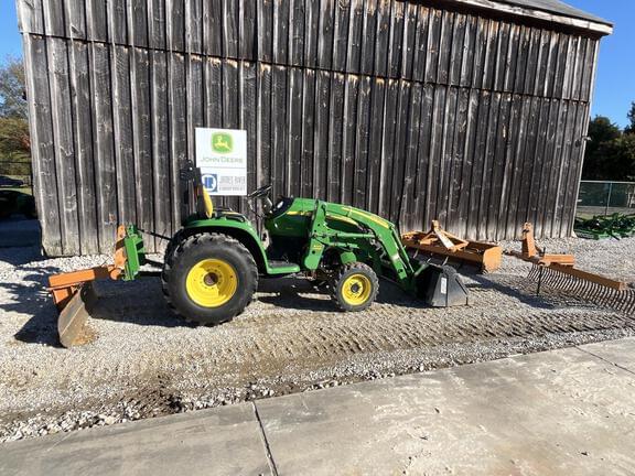Image of John Deere 3320 equipment image 2