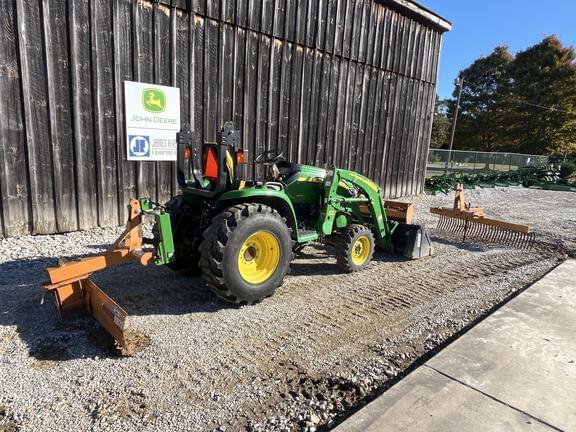 Image of John Deere 3320 equipment image 3
