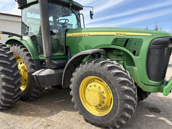 Image of John Deere 8220 equipment image 1