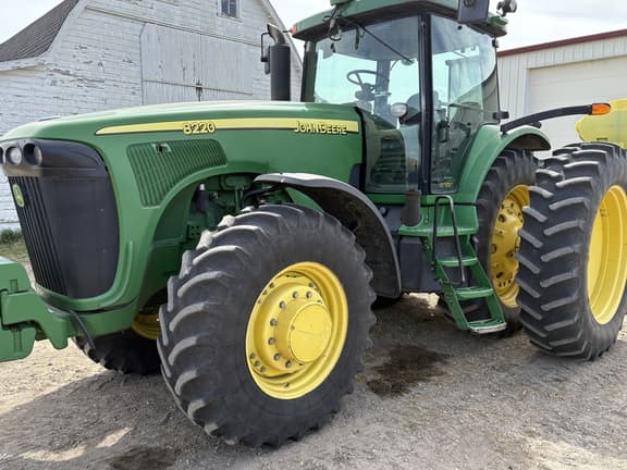 Image of John Deere 8220 Primary image