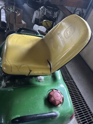 Image of John Deere X495 equipment image 4