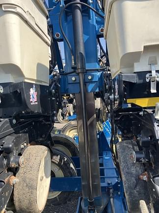 Image of Kinze 3600 equipment image 3