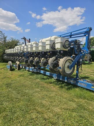 Image of Kinze 3650 equipment image 2