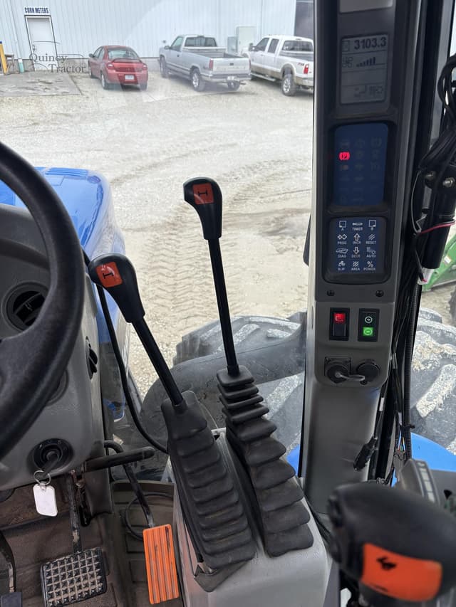 Image of New Holland TJ325 equipment image 4