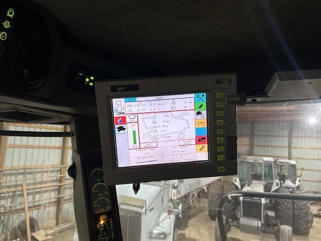 Image of Gleaner R65 equipment image 4