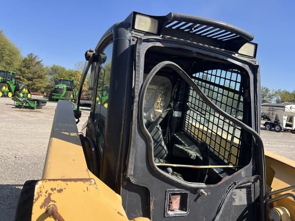 Image of John Deere 325 equipment image 4