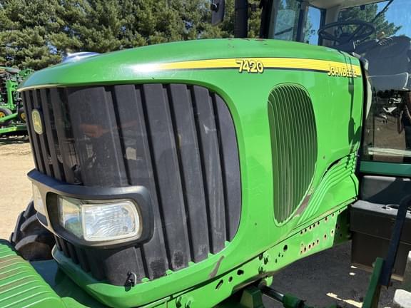 Image of John Deere 7420 equipment image 3