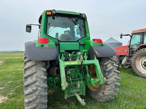 Image of John Deere 7420 equipment image 4