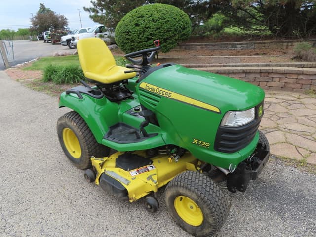 Image of John Deere X720 equipment image 1