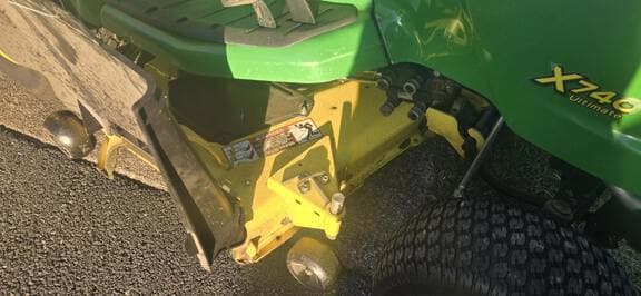 Image of John Deere X740 equipment image 4