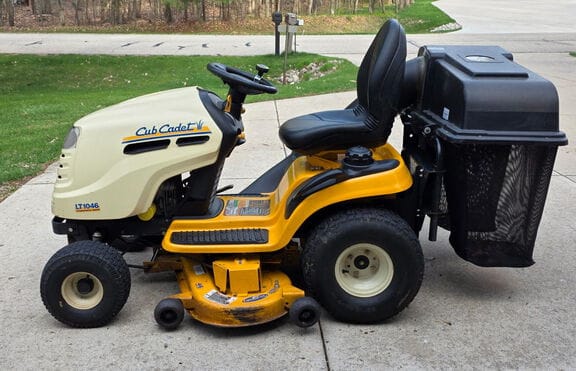 2007 Cub Cadet LT1046 Equipment Image0