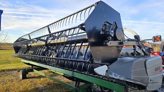 Image of Gleaner 8200 equipment image 1