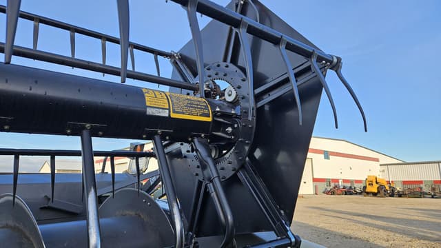 Image of Gleaner 8200 equipment image 4