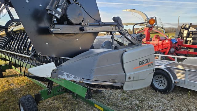 Image of Gleaner 8200 equipment image 3