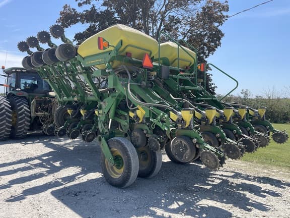 Image of John Deere 1790 equipment image 2
