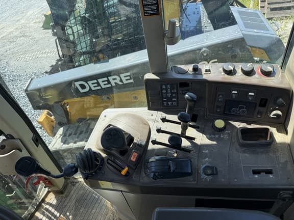 Image of John Deere 7320 equipment image 3