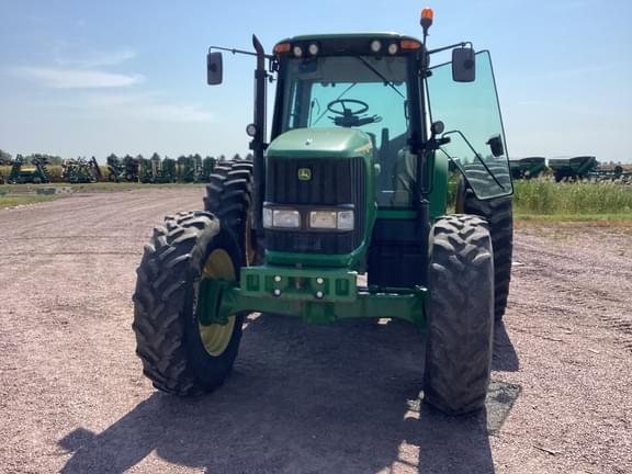Image of John Deere 7520 equipment image 3