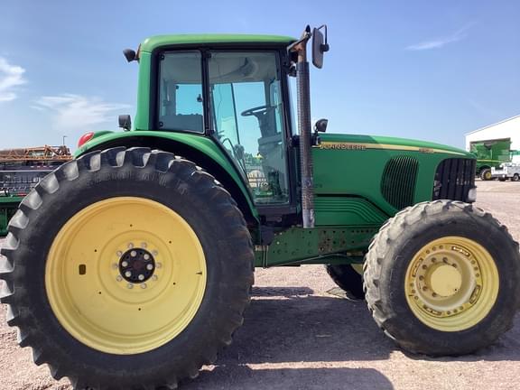 Image of John Deere 7520 equipment image 2