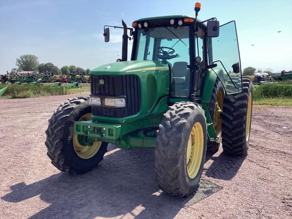 Image of John Deere 7520 equipment image 1