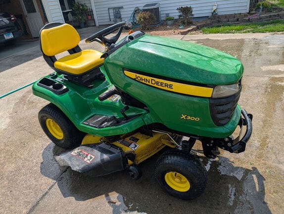 2007 John Deere X300 Equipment Image0
