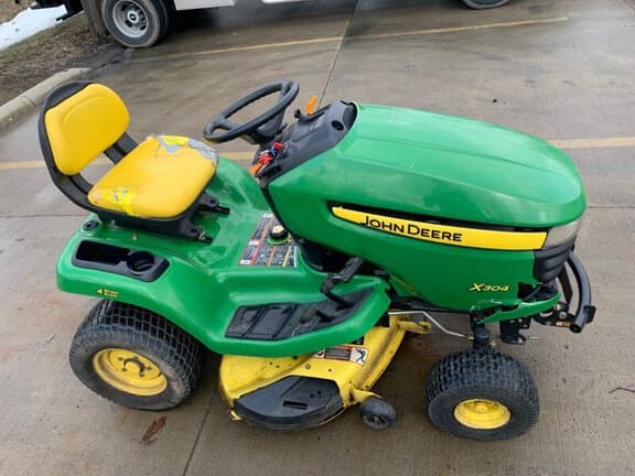 Image of John Deere X304 equipment image 4
