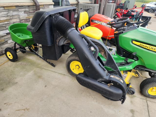 Image of John Deere X324 equipment image 1