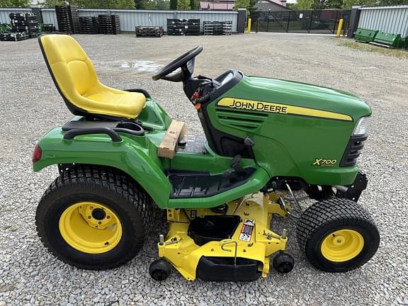 Image of John Deere X700 equipment image 4