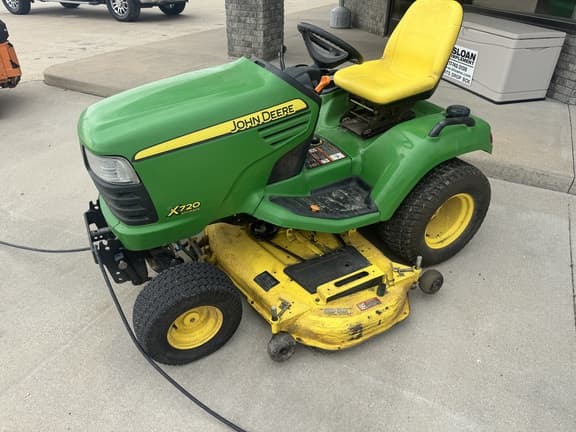 Image of John Deere X720 equipment image 3