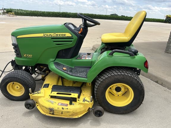 Image of John Deere X720 equipment image 1