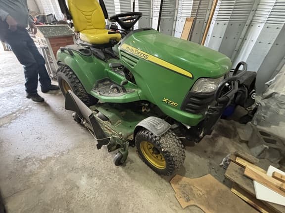 Image of John Deere X720 equipment image 1