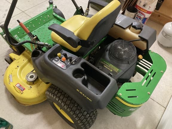 Image of John Deere Z445 equipment image 1