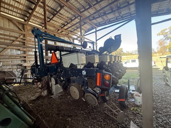 Image of Kinze 3500 equipment image 3