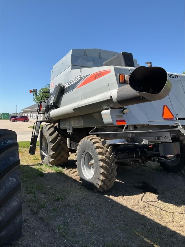 Image of Gleaner R75 equipment image 3