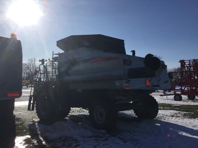 Image of Gleaner R75 equipment image 3