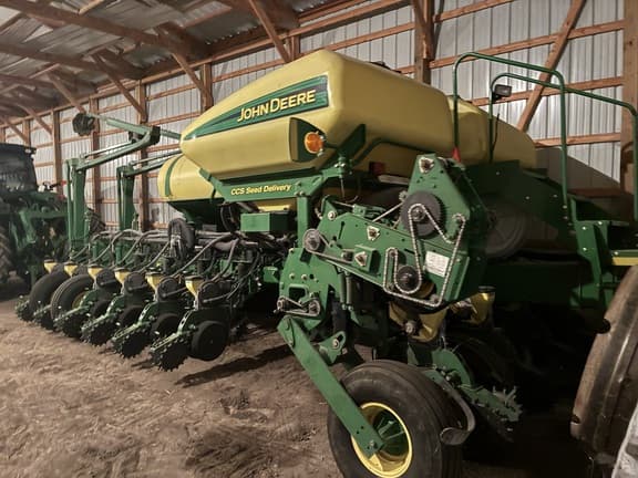 Image of John Deere 1770 equipment image 1