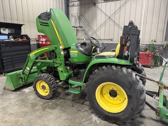 Image of John Deere 3320 equipment image 1