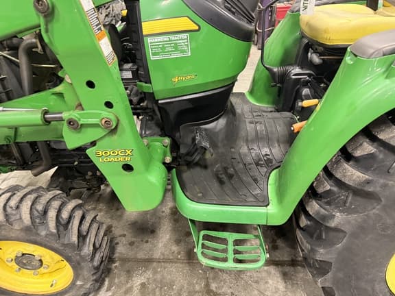 Image of John Deere 3320 equipment image 3