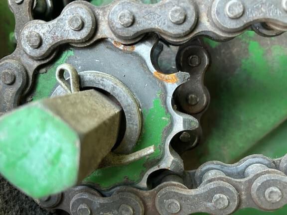 Image of John Deere 568 equipment image 4