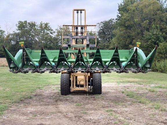2008 John Deere 608C Equipment Image0