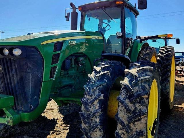 Image of John Deere 8230 equipment image 1