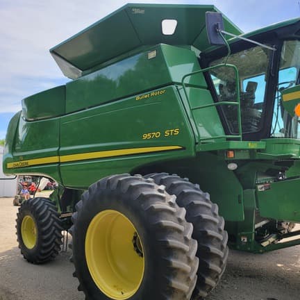 Image of John Deere 9570 STS equipment image 1
