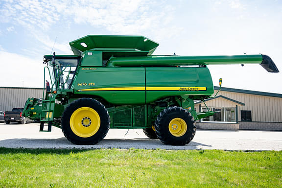 Image of John Deere 9670 STS equipment image 1