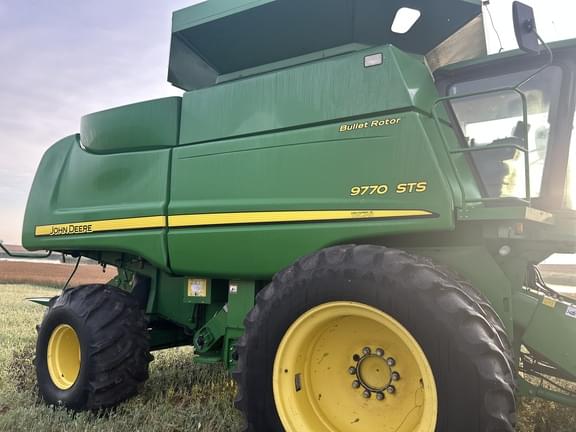 Image of John Deere 9770 STS equipment image 4