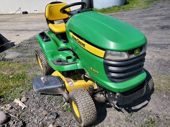 Image of John Deere X304 equipment image 2