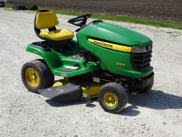 Image of John Deere X304 equipment image 1