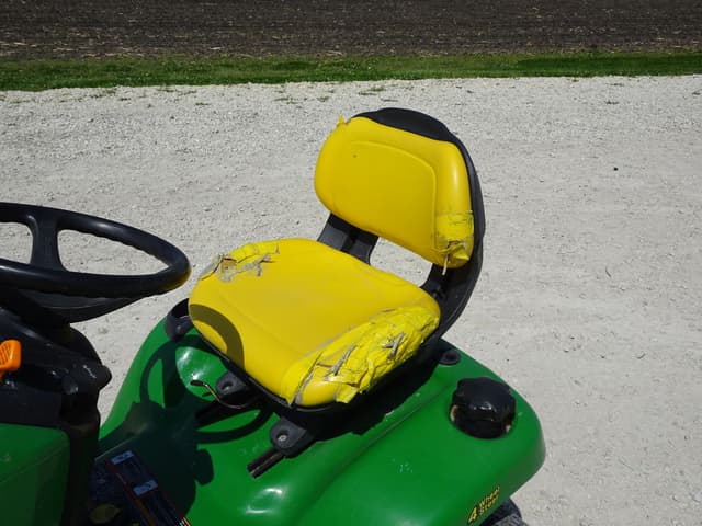 Image of John Deere X304 equipment image 4